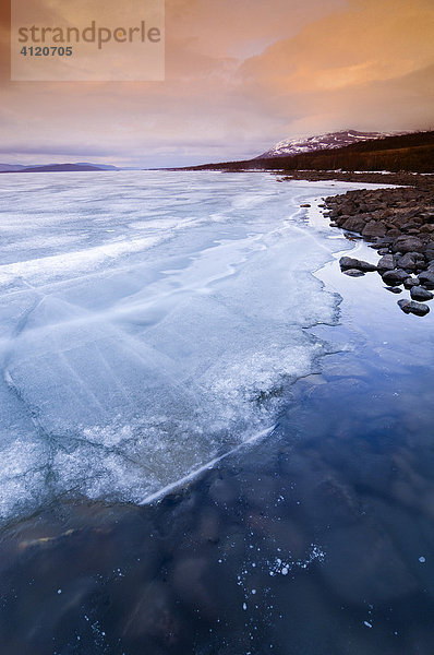 Eisfläche an einem Fjord  Troms Lenvik  Norwegen  Skandinavien  Europa