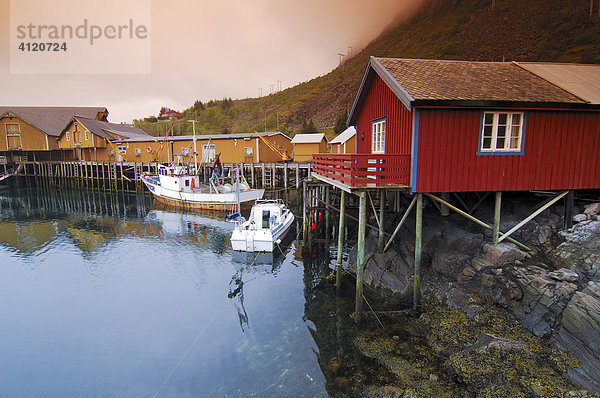 Holzhäuser einer Fischersiedlung  Austvagoy  Lofoten  Nordland  Norwegen  Skandinavien  Europa Holzhäuser