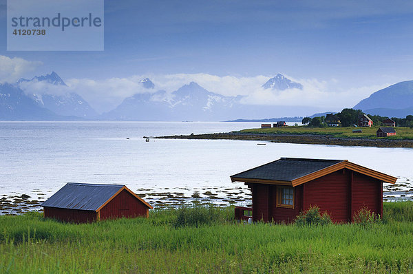 Zwei Holzhäuser an einem Fjord  Troms  Norwegen
