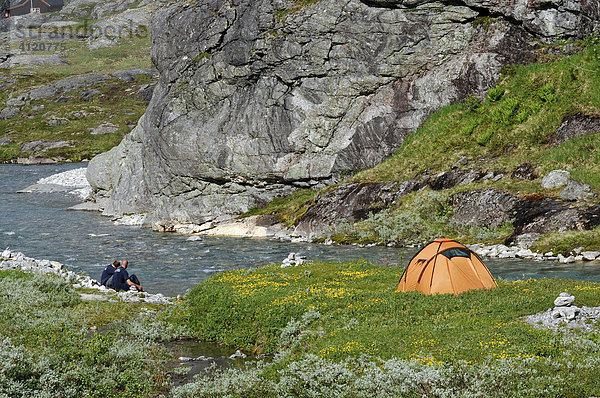 Camper sitzen neben einem Zelt   Norwegen  Skandinavien