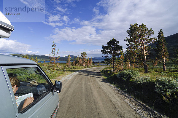 Campingbus fährt durch den Jotunheimen Nationalpark  Norwegen  Skandinavien