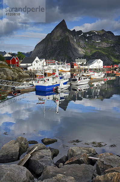 Fischereihafen  Reine  Lofoten  Norwegen  Skandinavien