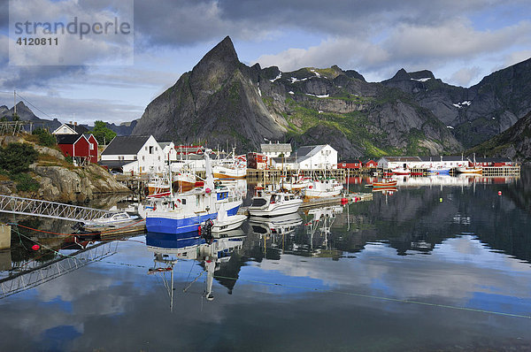 Fischereihafen  Reine  Lofoten  Norwegen  Skandinavien