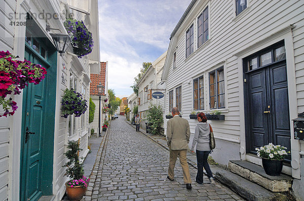 Enge Gasse  weiße Häuser  Altstadt von Stavanger  Rogaland  Norwegen  Skandinavien  Europa