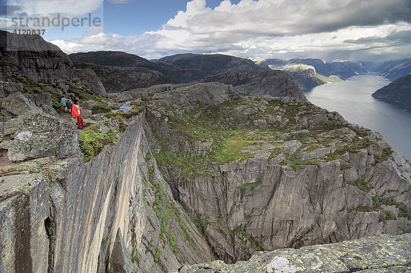 Touristen stehen am Preikestolen vor dem Lysefjord  Norwegen  Rogaland  Skandinavien  Europa