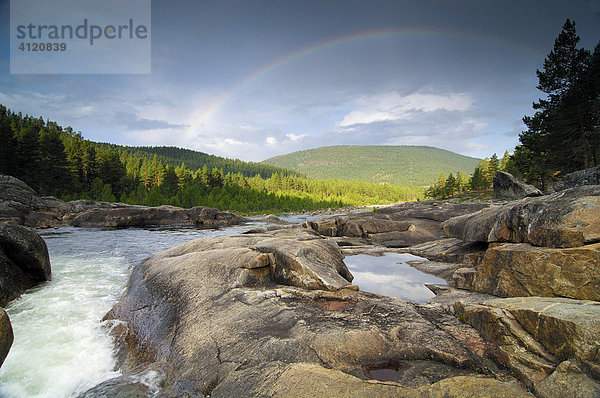 Flussbett mit Regenbogen  Setesdal  Telemark   Norwegen  Skandinavien  Europa