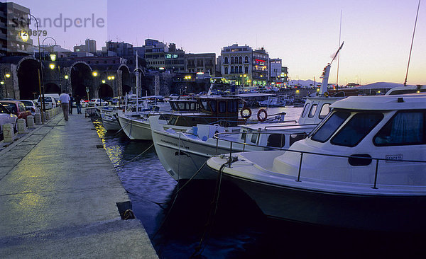 Fischerboote an einer Promenade im Hafen von Heraklion  Kreta  Griechenland  Europa
