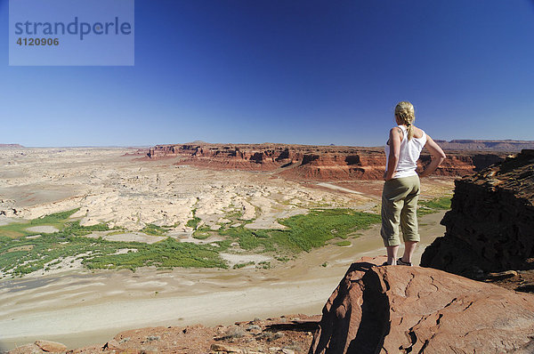 Frau blickt von einem Aussichtspunkt über den Colorado River  Colorado Plateau  Utah  USA