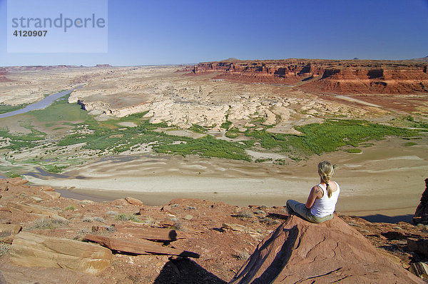 Frau blickt über die Glen Canyon National Recreation Area vom Hite Aussichtspunkt  Colorado Plateau  Utah  USA