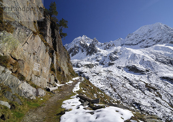 Verschneiter Wanderweg mit Blick zur Texelspitze zum Eisjöchl  Meraner Höhenweg  Schnalstal  Pfossental Texelgruppe  Südtirol  Italien