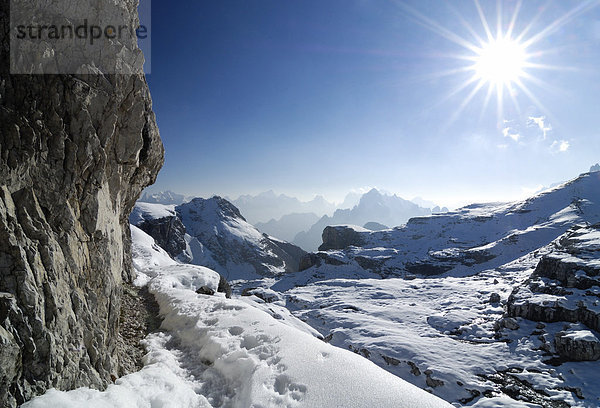 Verschneiter Wanderweg am Büllelejoch  Sextener Dolomiten  Südtirol  Italien