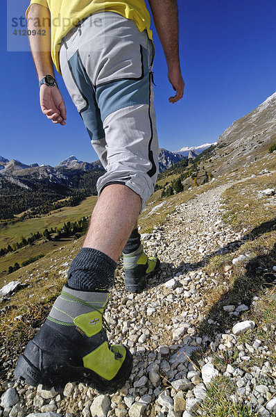 Beine eines Bergwanderers mit Bergschuhen