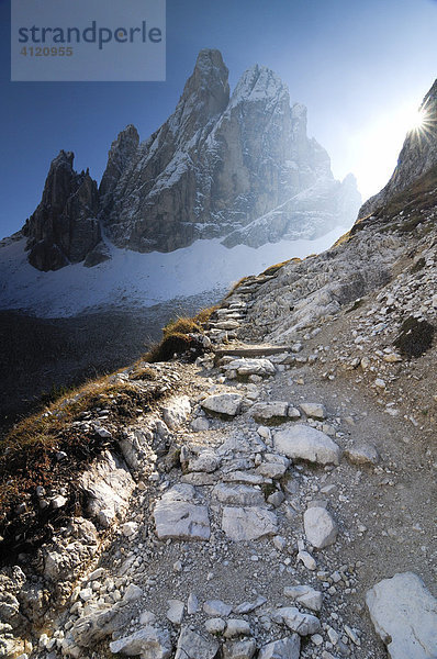 Wanderweg im Bacherntal mit Zwölferkogel  Sextener Dolomiten  Südtirol  Italien