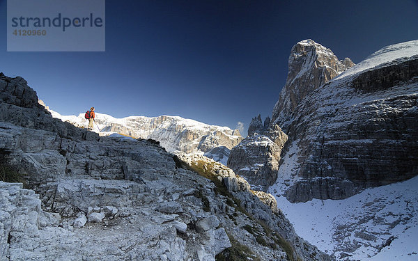 Wanderer vor dem Zwölferkogel  Sextener Dolomiten  Südtirol  Italien