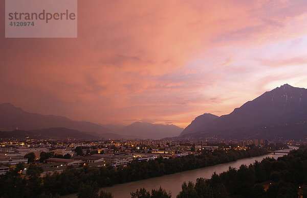 Blick über Innsbruck  Inn und Nordkette  Tirol  Österreich