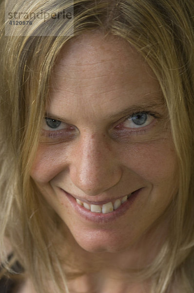 Portrait einer blonden Frau die lächelt