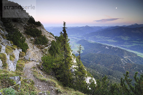 Wanderweg mit Ausblick über das Ennstal  Steiermark  Österreich