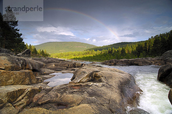 Wilder Fluß mit Regenbogen im südlichen Setesdal  Norwegen