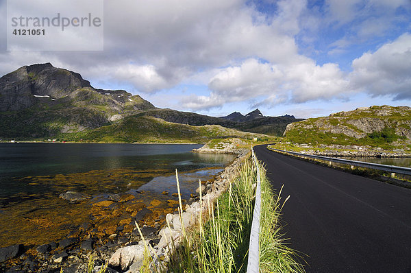 Straße auf den Lofoten  Norwegen