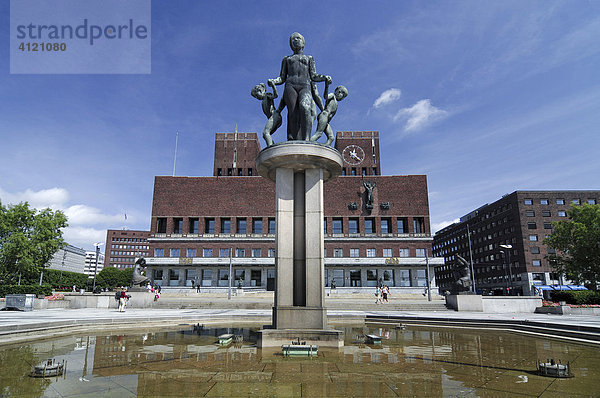 Vigeland-Skulptur am Rathausplatz vor dem Rathaus Oslo  Norwegen