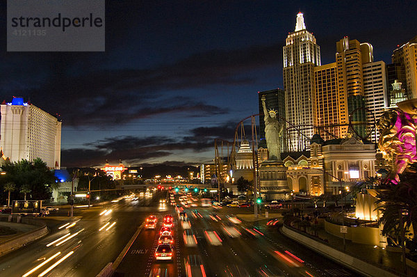 West Tropicana Avenue  Verkehr auf mehrspuriger Straße zwischen Casino New York und Excalibur  Las Vegas  Nevada  USA  Nordamerika