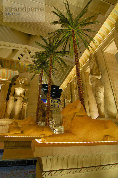 Eingangshalle Hotel und Casino Luxor mit Palmen und Tutanchamun Statuen  Las Vegas Boulevard  Las Vegas  Nevada  USA