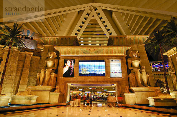 Eingangshalle Hotel und Casino Luxor mit Palmen  Großbild Infoscreen und Tutanchamun Statuen  Las Vegas Boulevard  Las Vegas  Nevada  USA