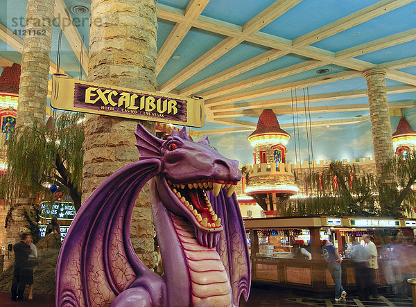 Eingangshalle mit Drachenfigur im Hotel und Casino Excalibur  Las Vegas Boulevard  Las Vegas  Nevada  USA