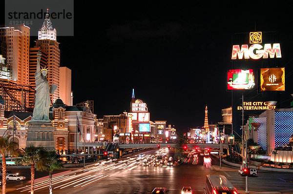 Blick auf den Strip Richtung Norden mit Casinos New York  MGM Grand  Paris  Aladdin  Cesars Palace  Las Vegas Boulevard  Las Vegas  Nevada  USA