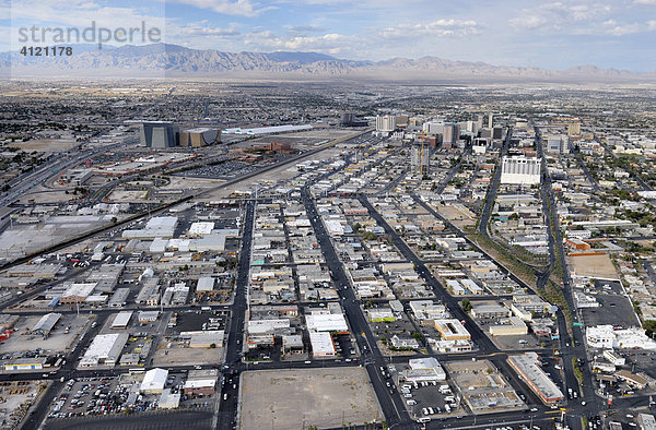 Blick vom Stratosphärenturm Stratosphere Tower über die Straßen und Wohnviertel von Las Vegas  Nevada  USA