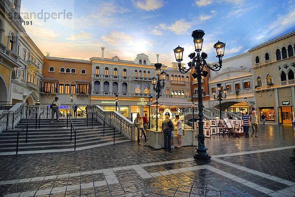 Touristen am Markusplatz Piazza San Marco unter künstlichem Himmel im nachgebildeten Venedig im Inneren des Casino / Hotel Venetian  Strip  Las Vegas Boulevard  Las Vegas  Nevada  USA