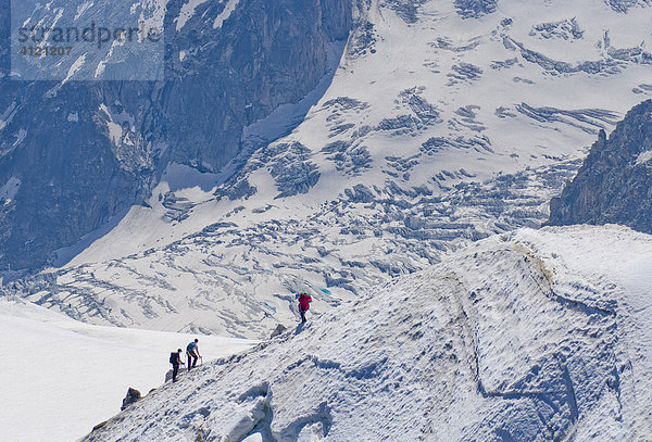 Bergsteiger am Col du Midi  Aiguille du Midi  Mont Blanc  Chamonix  Frankreich