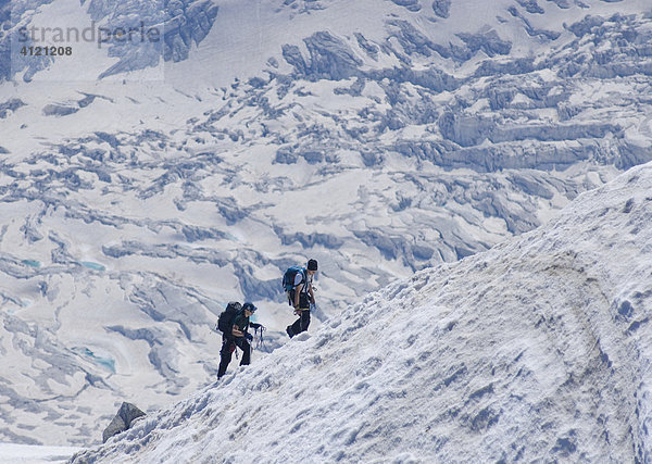 Bergsteiger am Aufsteig vom Col du Midi zur Aiguille du Midi  Mont Blanc  Chamonix  Frankreich