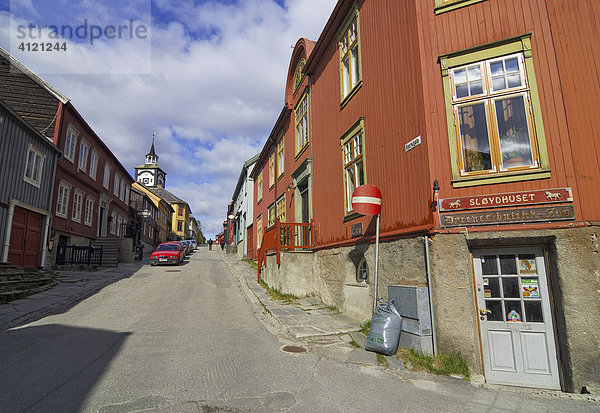 Hauptstraße von Röros  Eisenabbau- Stadt  Bergwerk  UNESCO Weltkulturerbe  Sor-Trondelag  Norwegen