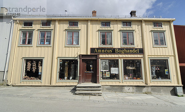 Krämerladen  Antiqutäten in einer Straße von Röros  Eisenabbau- Stadt  Bergwerk  UNESCO-Weltkulturerbe  Sor-Trondelag  Norwegen