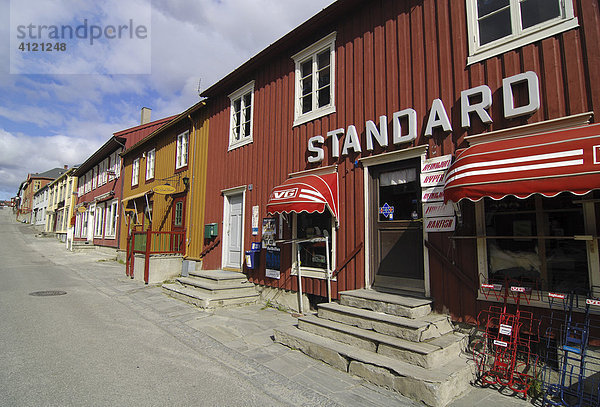 Lebensmittelladen in einer Straße von Röros  Eisenabbau- Stadt  Bergwerk  UNESCO-Weltkulturerbe  WSor-Trondelag  Norwegen