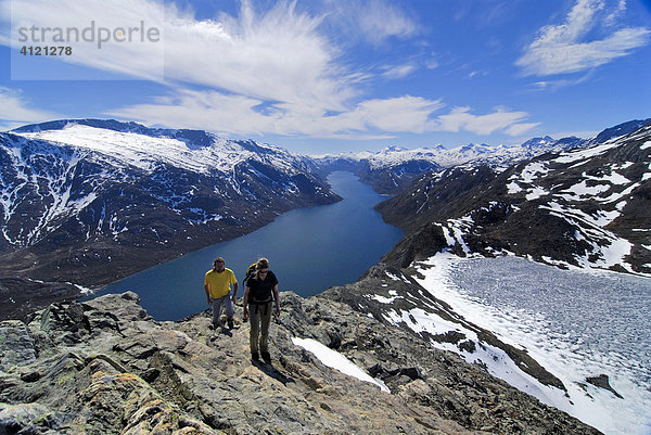 Zwei Wanderer am Besseggen Grat zwischen den Seen Gjende und Bessvatnet  Jotunheimen Nationalpark  Vaga  Oppland  Norwegen