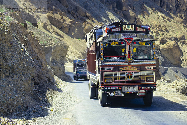 Traditionell bunt verzierter LKW  auf der Hauptverbindungsstraße zwischen Kaschmir und Ladakh  Indien