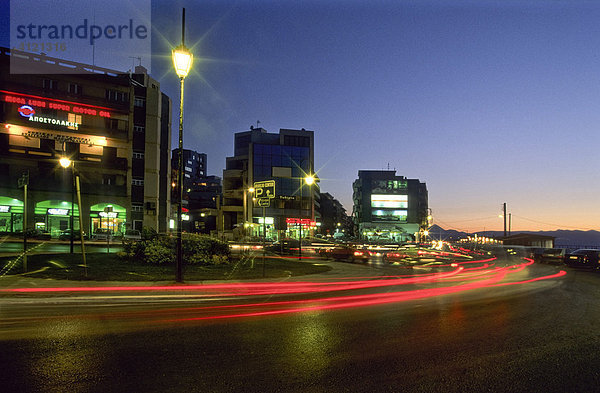 Nachtaufnahme  beleuchtete Straße in Irakleon  Kreta  Griechenland