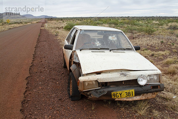 Auto mit Totalschaden  Unfall mit Känguru  steht im Straßengraben  Westaustralien