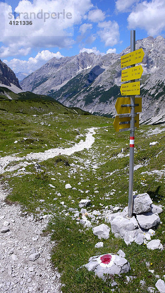 Wegmarkierung an einem Wanderweg im Karwendelgebirge  Tirol  Österreich