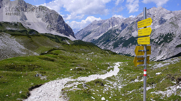 Wegmarkierung an einem Wanderweg im Karwendelgebirge  Tirol  Österreich