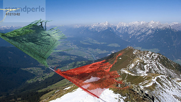 Blick über das Inntal zum Karwendelgebirge  Gebetsfahnen wehen im Wind  Kellerjochhütte  Schwaz  Tirol  Österreich