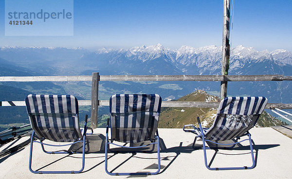 Drei leere Liegestühle mit Blick über das Inntal zum Karwendelgebirge  Kellerjochhütte  Schwaz  Tirol  Österreich
