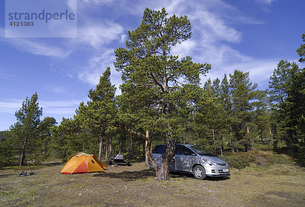 Auto und Zelt  einsamer Campingplatz  Jotunheimen  Norwegen  Skandinavien