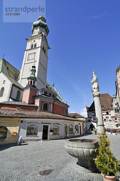 St. Nikolaus Kirche  Oberer Stadtplatz in der Altstadt von Hall  Tirol  Österreich