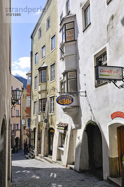 Gasse in der Altstadt von Hall  Tirol  Österreich