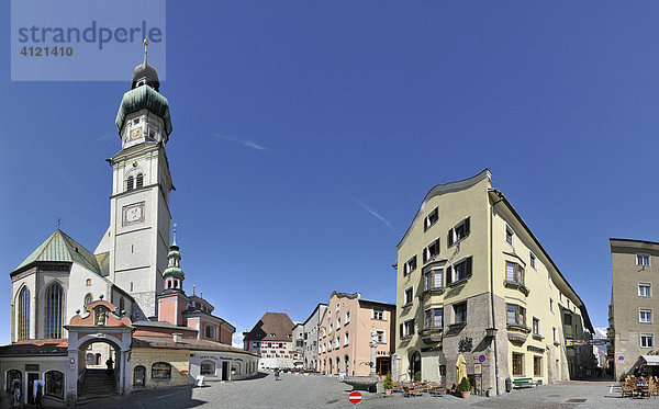 Nikolauskirche und Rathausplatz oberer Stadtplatz  Hall  Tirol  Österreich
