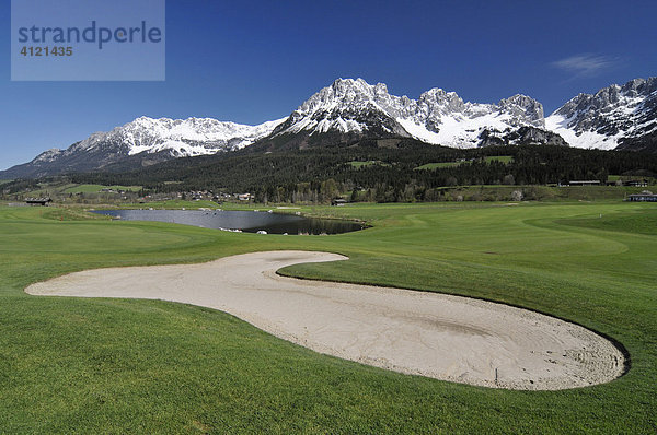 Golfplatz vor dem Kaisergebirge bei Elmau  Leukental  Tirol  Österreich  Europa