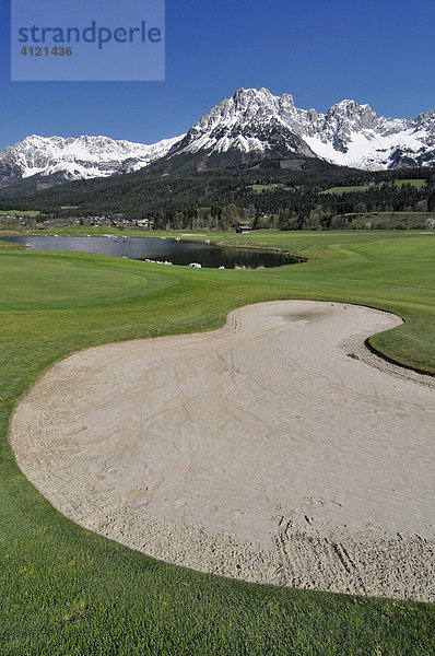 Golfplatz vor dem Kaisergebirge bei Elmau  Leukental  Tirol  Österreich  Europa